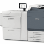 Xerox® Proficio™ PX300 Produktionsdruckmaschine Xerox® Proficio™ PX300 Produktionsdruckmaschine – Seitenansicht und Bildschirm